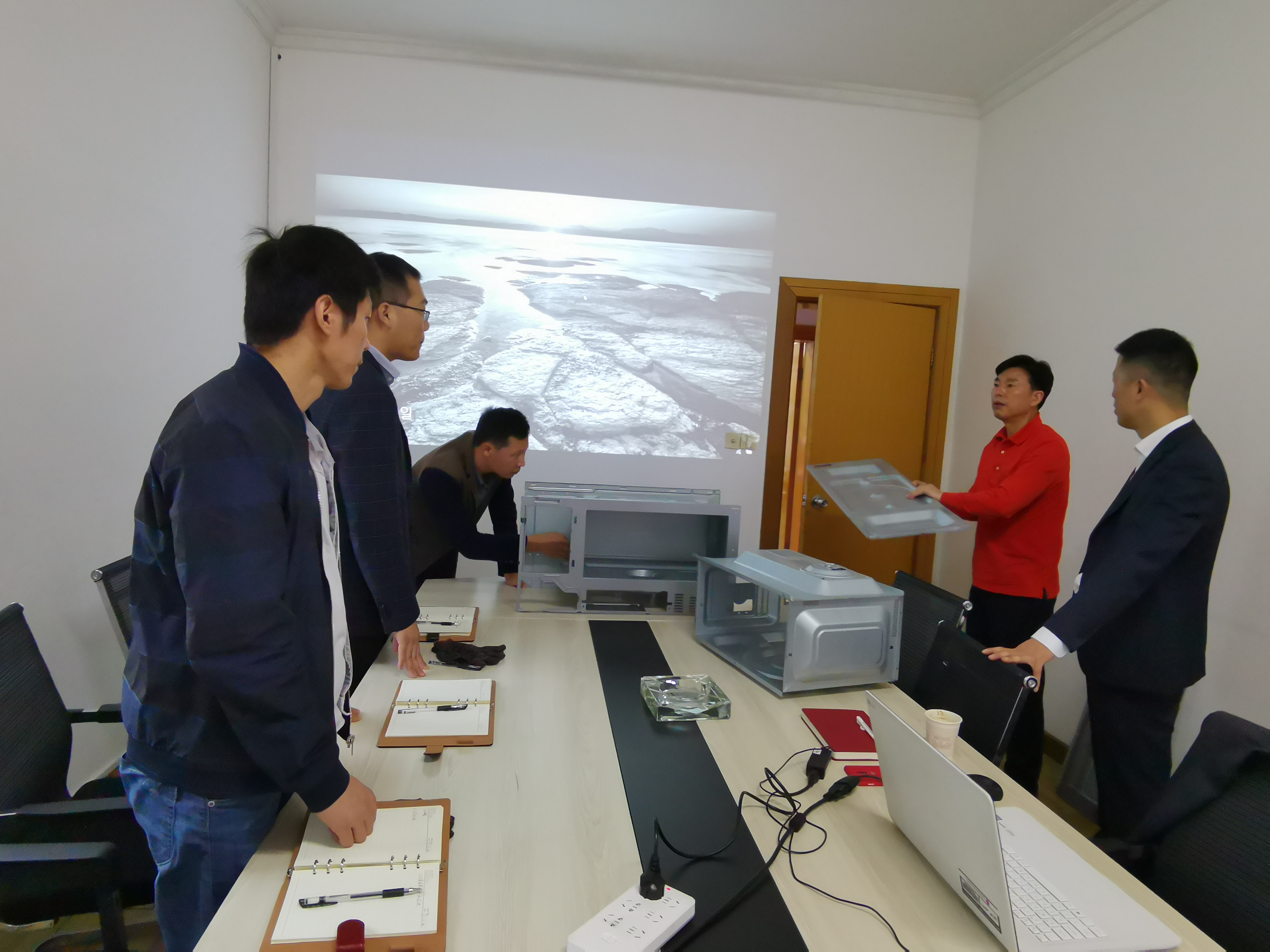 安嘉研發(fā)總工與韓國(guó)客戶(hù)探討方案