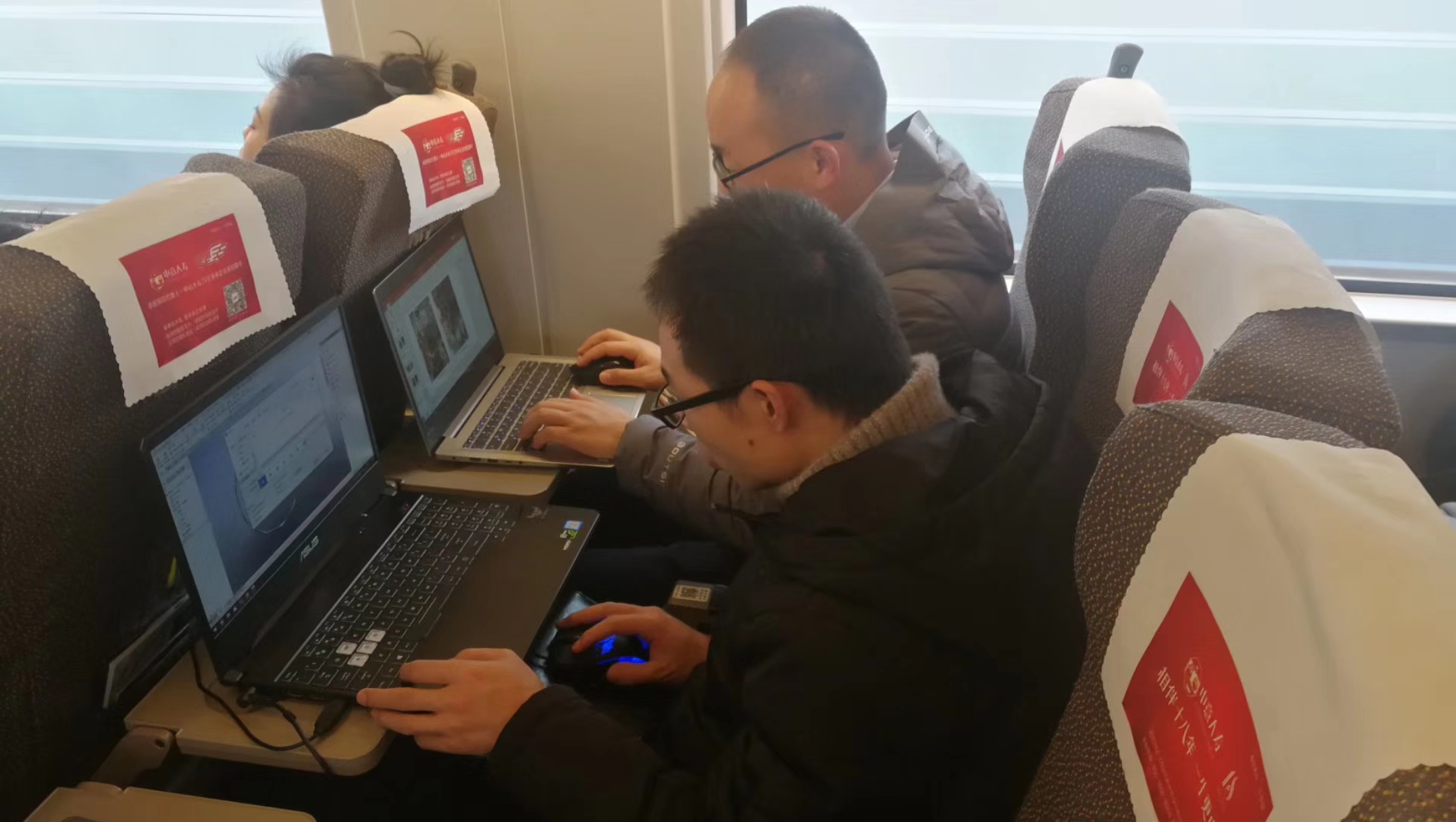 安嘉人奮戰(zhàn)在去客戶(hù)的高鐵上